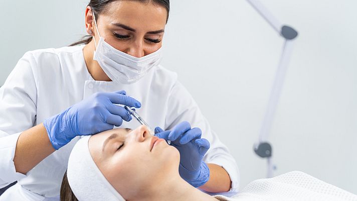 Telediario 1 - Del filtro de instagram a la cirugía estética: cada vez más jóvenes acuden a estas clínicas