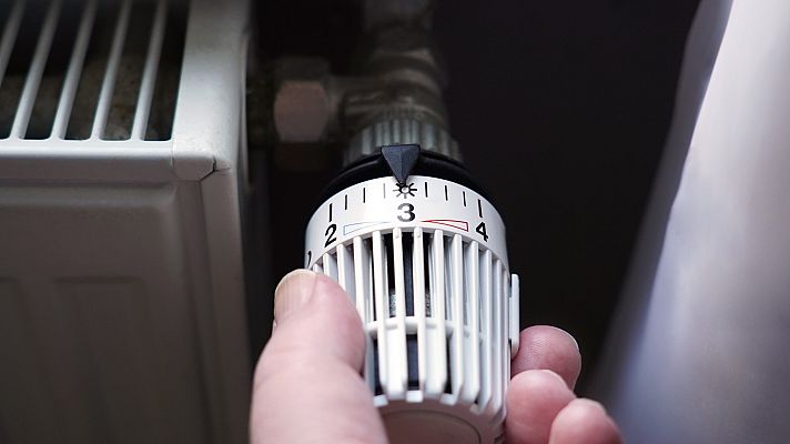 Telediario 1 - Sin calefacción y piscinas más frías: hogares y empresas reducen su consumo para ahorrar energía