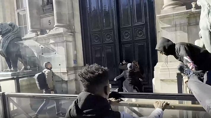 Telediario 2 - Un grupo de migrantes irrumpe en el Ayuntamiento de París pidiendo "viviendas dignas"