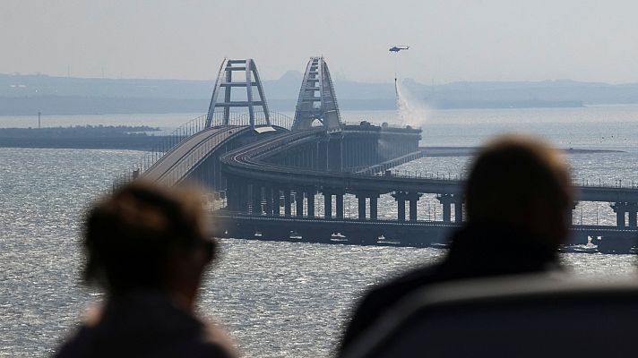 Telediario Fin de Semana - Una explosión destruye parte del puente de Crimea, símbolo de la anexión rusa de la península