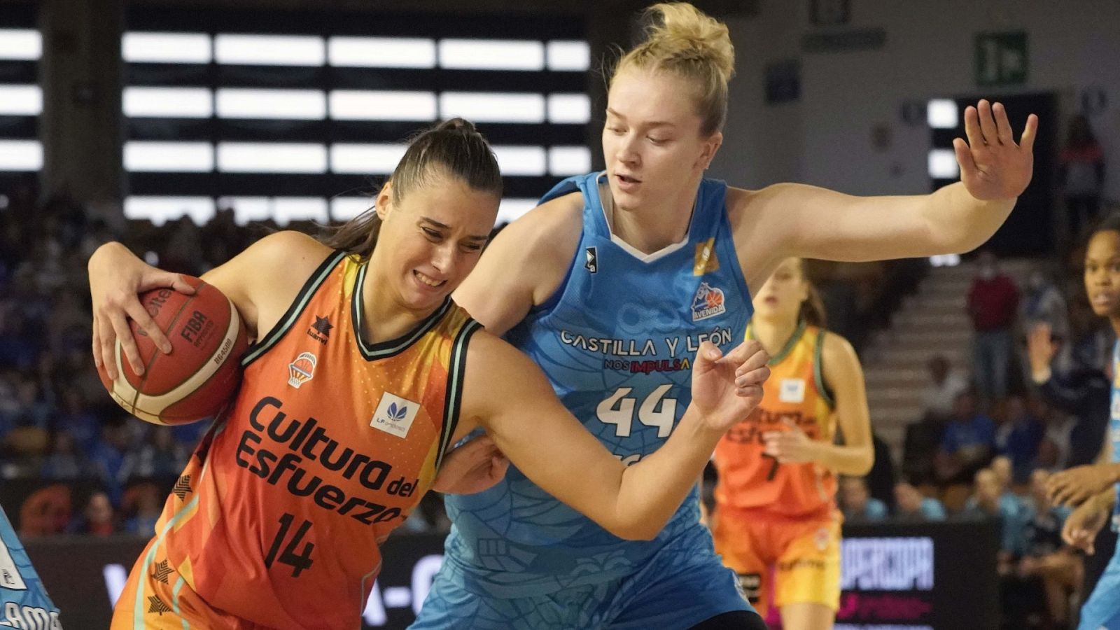 Baloncesto - Supercopa española femenina. 1ª semifinal: Valencia Basket - Perfumerías Avenida - ver ahora