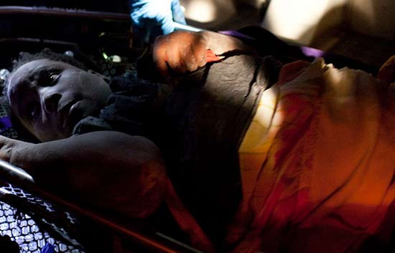 Cinco días después del devastador terremoto que ha reducido a la nada Haití, continúan rescatando personas con vida de entre los escombros, como estos dos pequeños que estaban sepultados bajo varios bloques de hormigón.