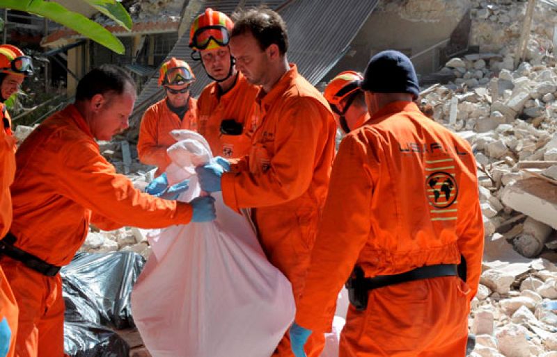 Almudena Ariza: "Los heridos se desangran en las calles"