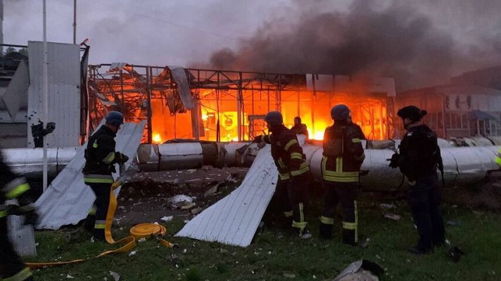 Telediario 2 - Segundo día de bombardeos masivos en ciudades ucranianas