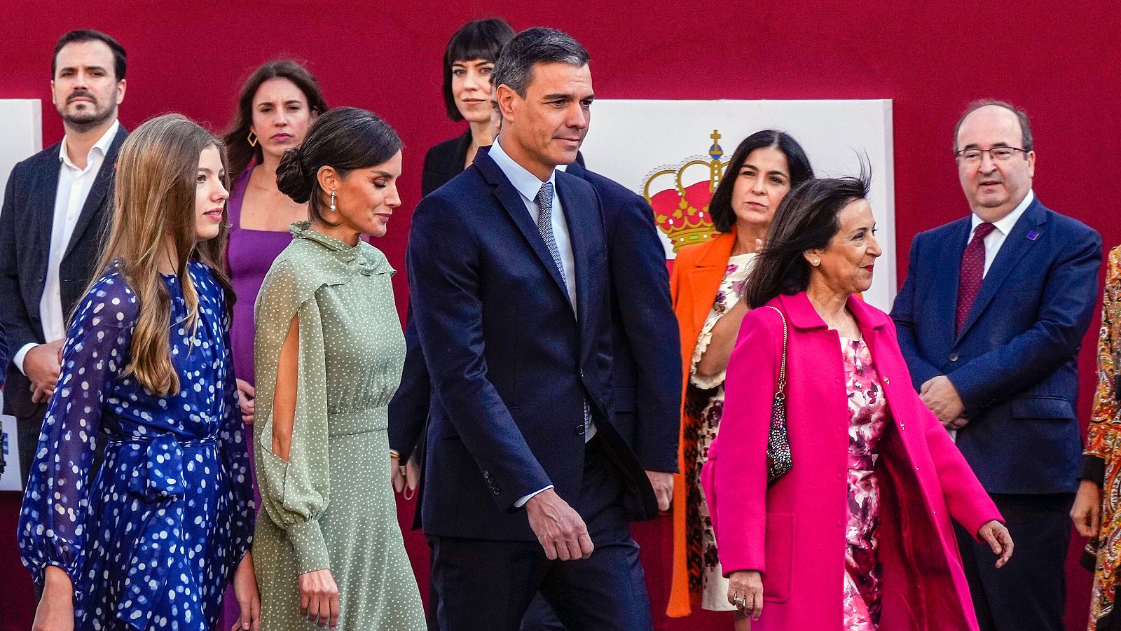 Pedro Sánchez recibe pitos y abucheos en el desfile de la Fiesta Nacional - Informativo 24h | Ver
