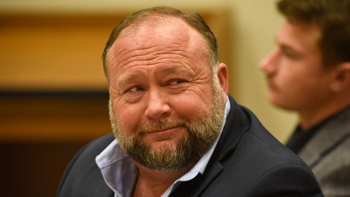 Telediario 1 - Multa millonaria para el conspiracionista Alex Jones por negar la matanza de Sandy Hook