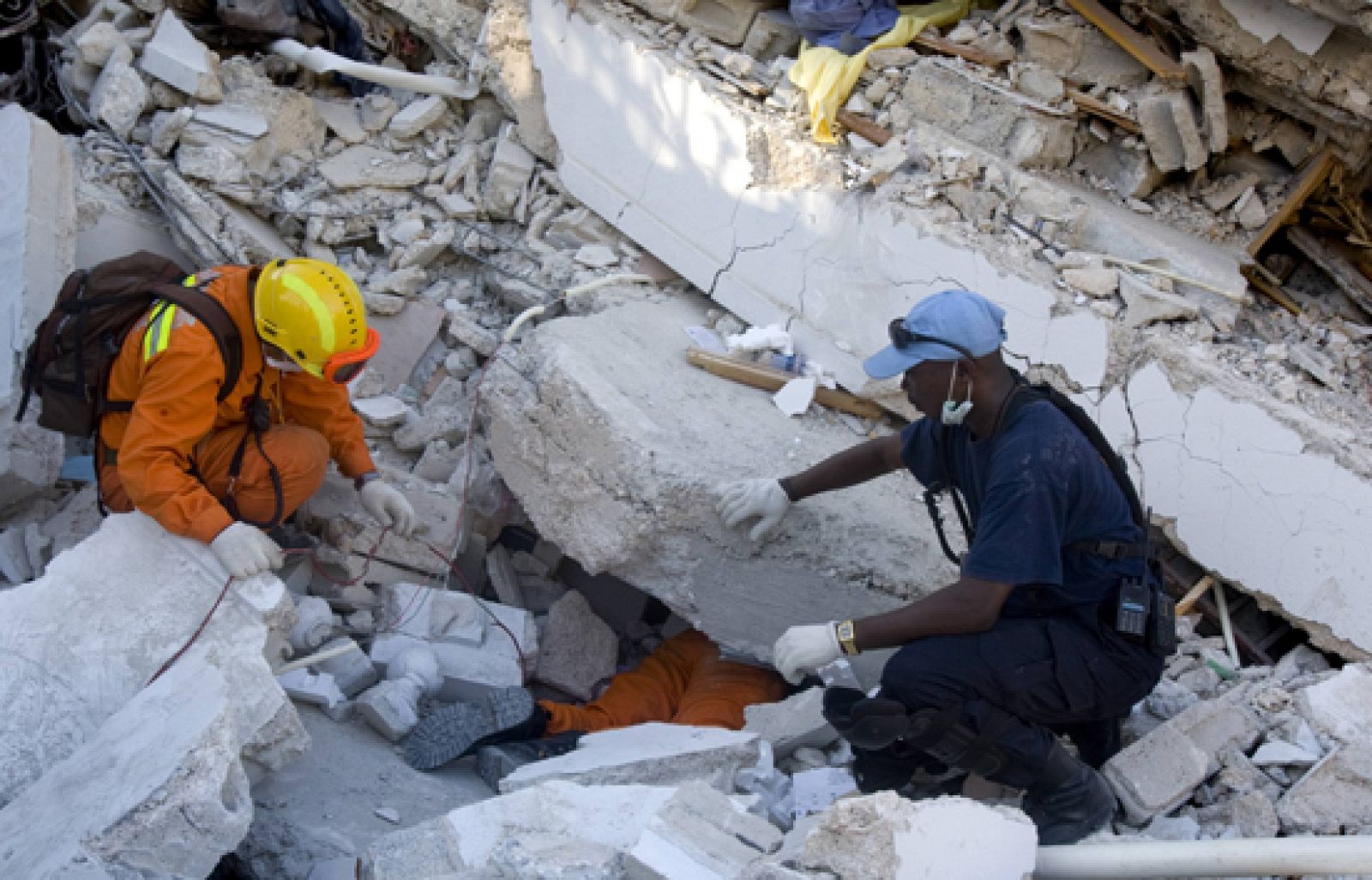 Pocas esperanzas de encontrar a personas con vida bajo los escombros | Ver