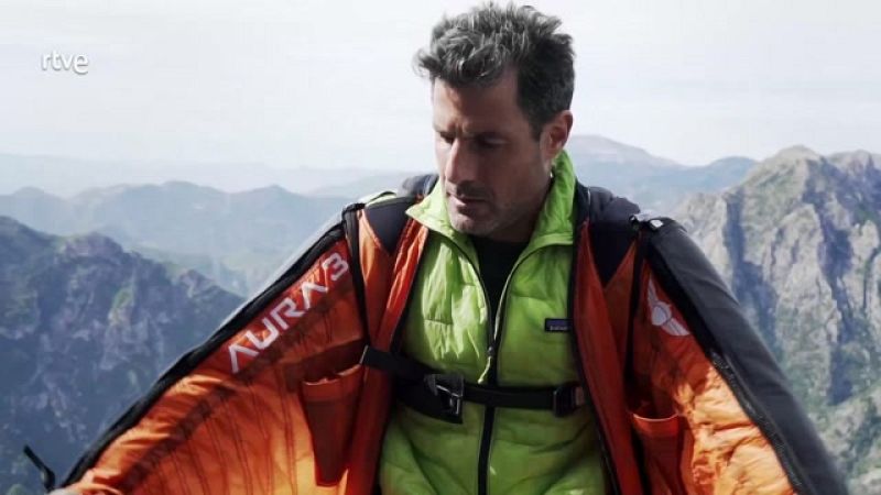 Descubrimos el salto BASE y a Jonathan Trango, especialista en este deporte extremo, que falleció en los Alpes italianos el pasado verano mientras ponía en práctica su pasión.