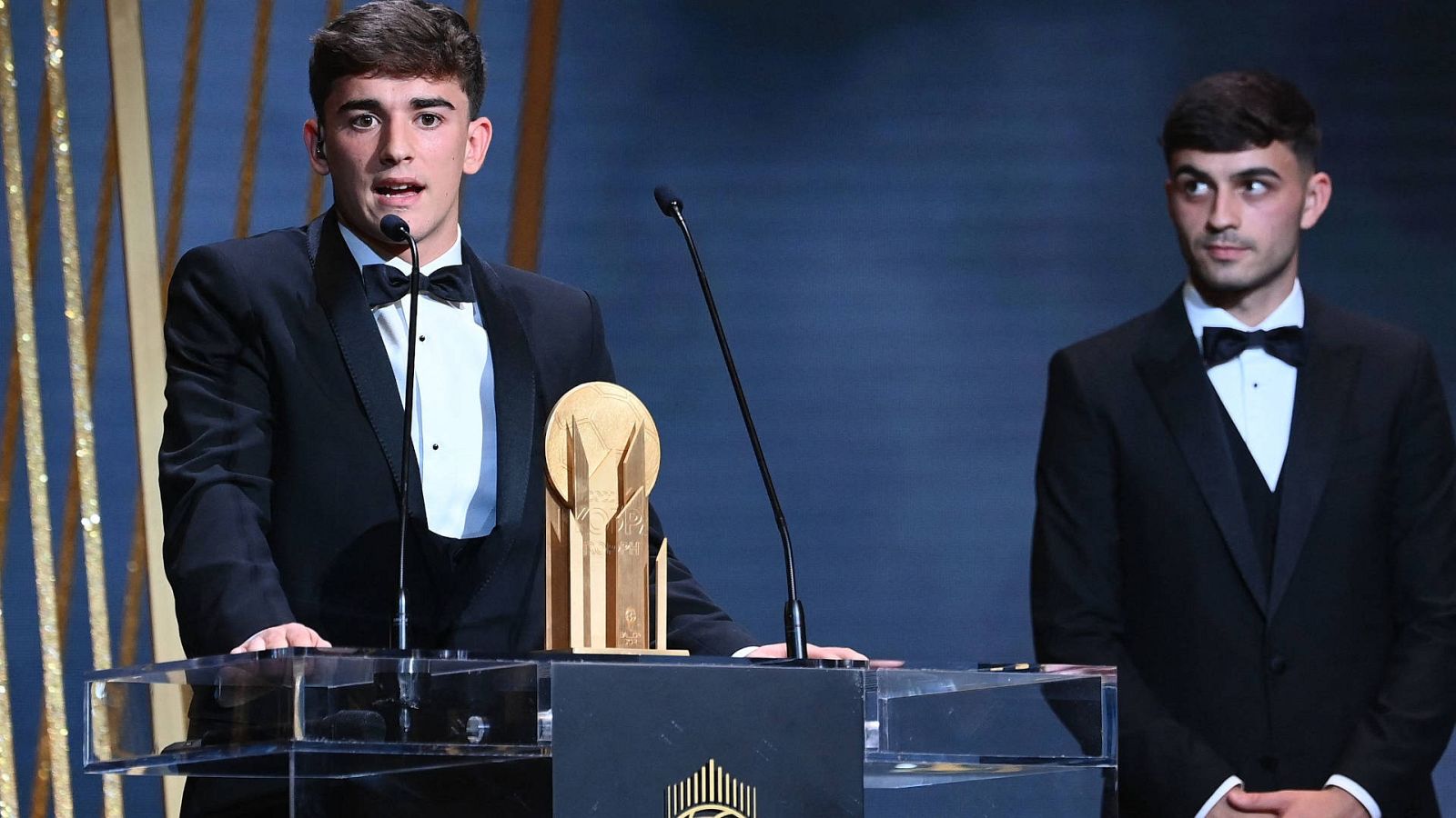 Gavi recibe de Pedri el Trofeo Kopa: "Visca el Barça" -- Ver ahora