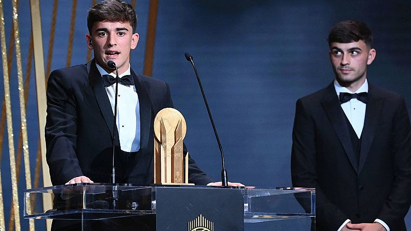 Gavi recibe de Pedri el Trofeo Kopa al mejor sub 21: "Visca el Barça"