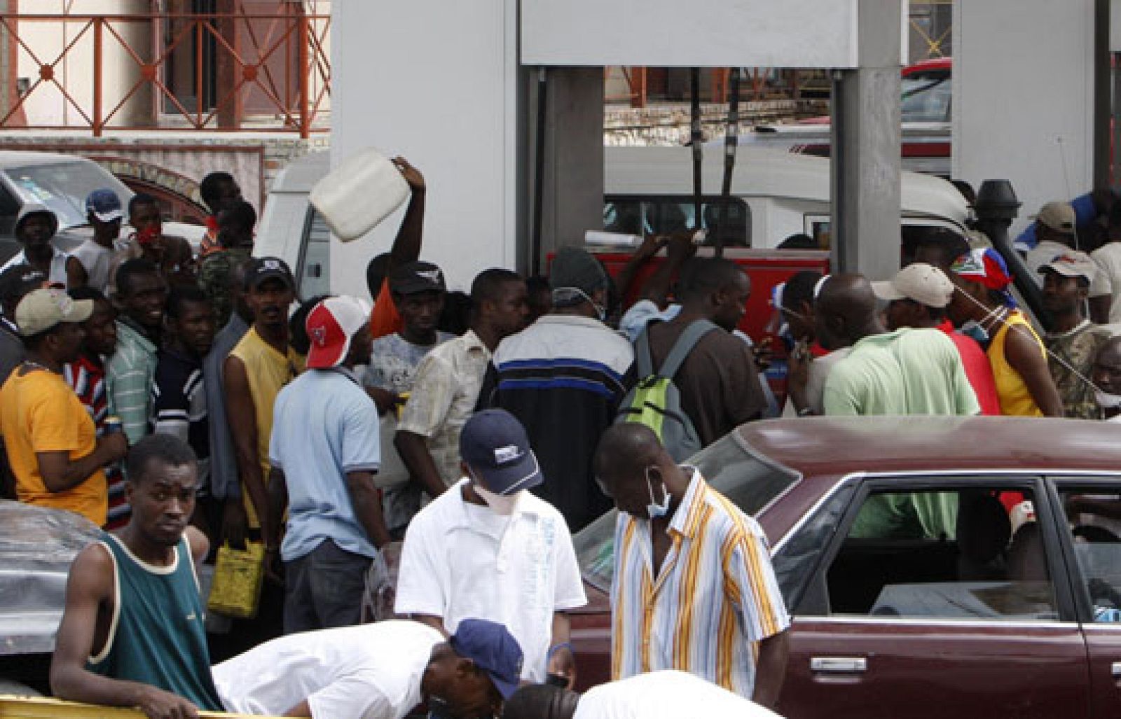 La tragedia fomenta la solidaridad, pero también la picaresca