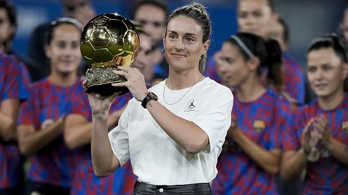 Telediario 2 - Alexia Putellas ofrece el Balón de Oro al Camp Nou