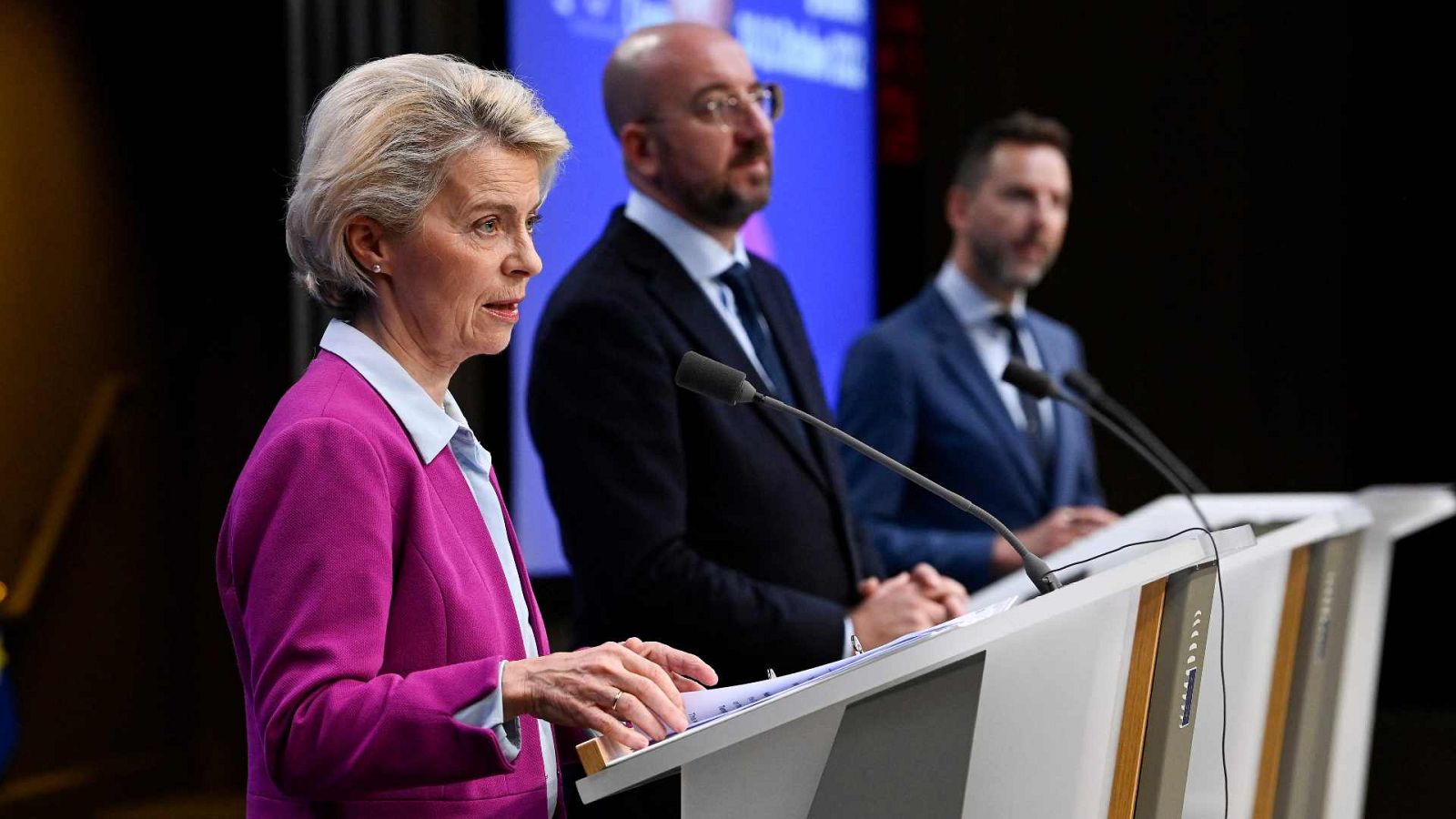 Los Veintisiete llegan a un acuerdo de mínimos para poner un tope al precio del gas | Ver