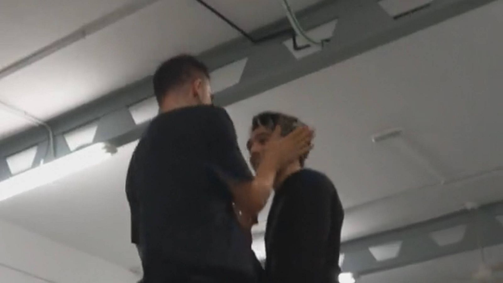 Dimite el director de break dance que agredió a un pupilo en un entrenamiento -- Ver ahora