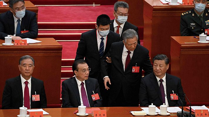 Informativo 24h - Escoltan al expresidente Hu Jintao fuera del Congreso del Partido Comunista de China