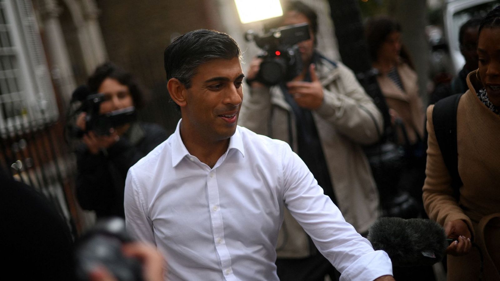 Rishi Sunak se postula para primer ministro y Boris Johnson mantiene la incógnita - Informativo 24h | Ver