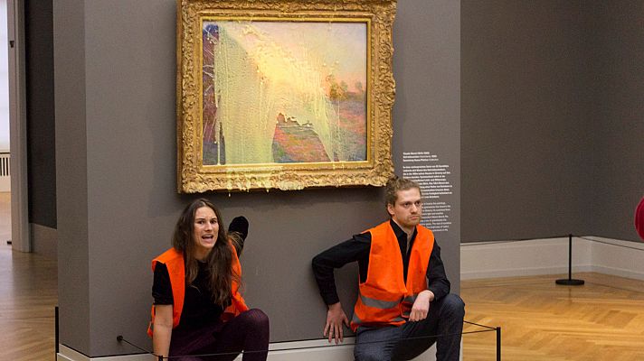 Telediario Fin de Semana - Dos activistas climáticos lanzan puré de patata a un cuadro de Monet