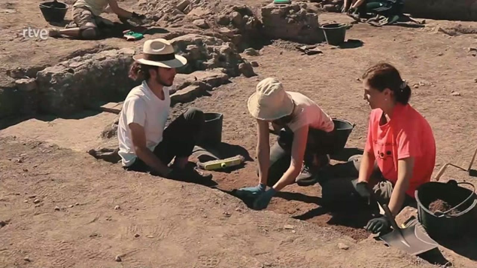 Universitarios, voluntarios y expertos arqueólogos han trabajado este verano en el yacimiento descubriendo los vestigios del Castillo Viejo de Manzanares el Real.