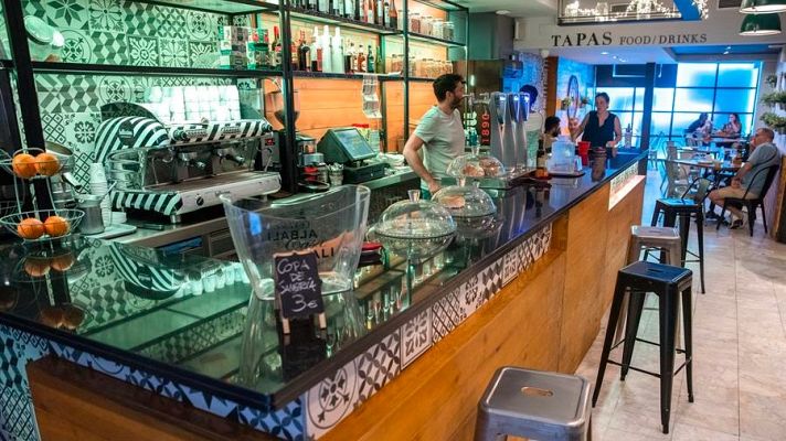 Telediario 1 - Un bar en Cantabria cobra 1,50 euros a los clientes que se sienten y no consuman nada