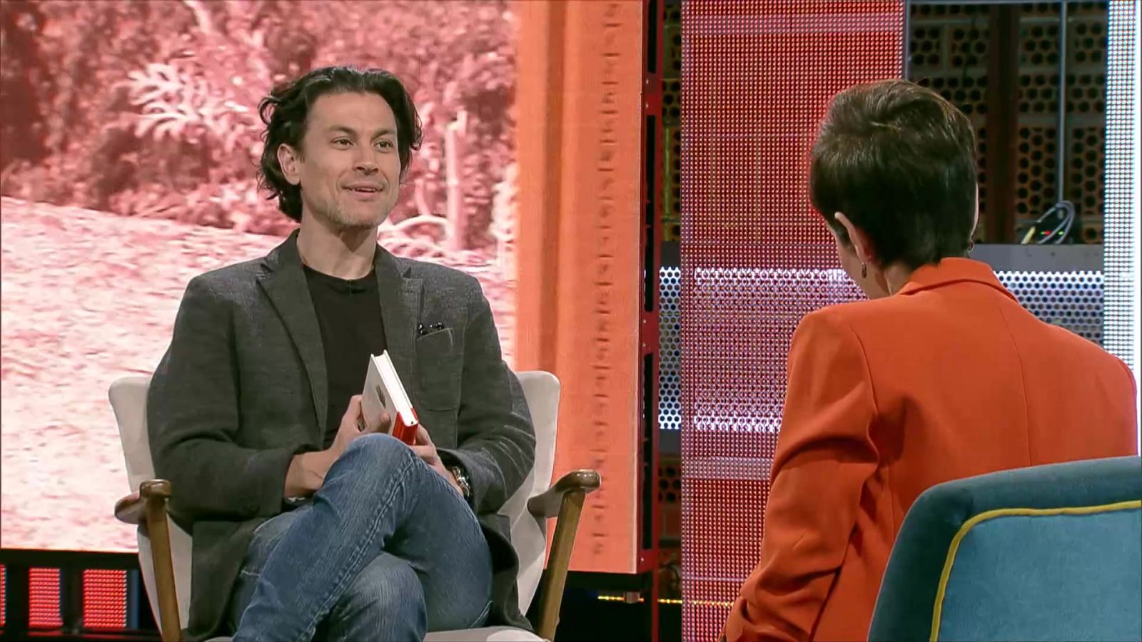 Culturas 2 - Bibliotecas y palabras con Rodrigo Cortés y Paula Farias - ver ahora