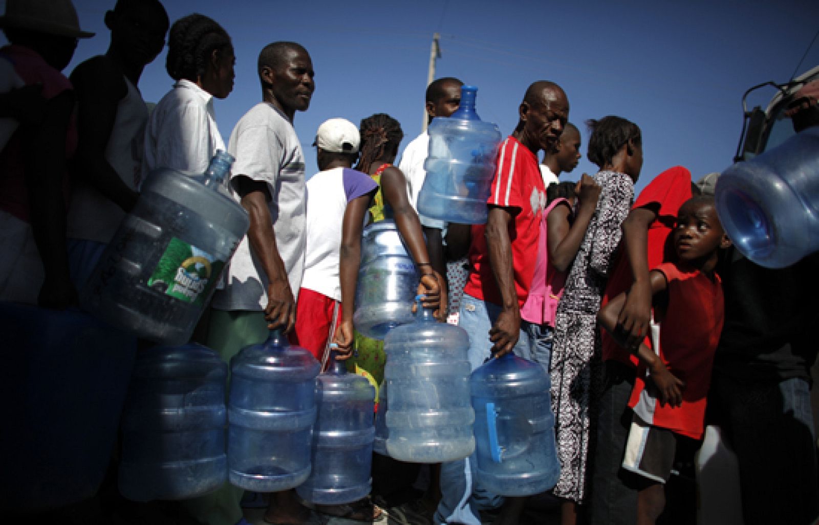 La ayuda humanitaria empieza a distribuirse también, aunque poco a poco todavía, fuera de Puerto Príncipe | Ver