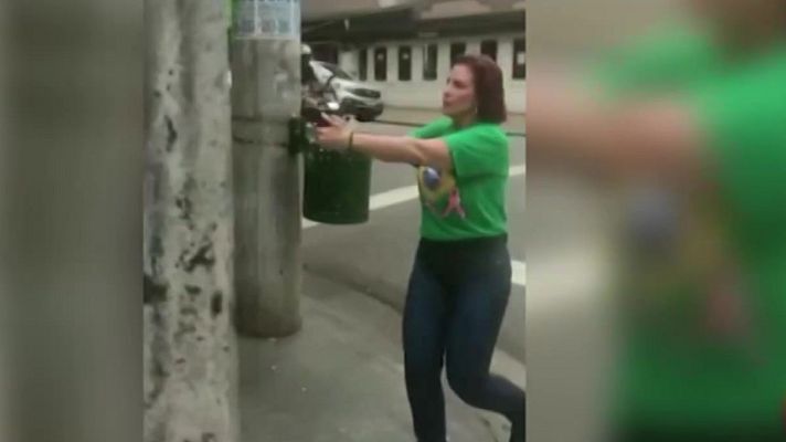 Informativo 24h - Una diputada bolsonarista apunta a un hombre con una pistola