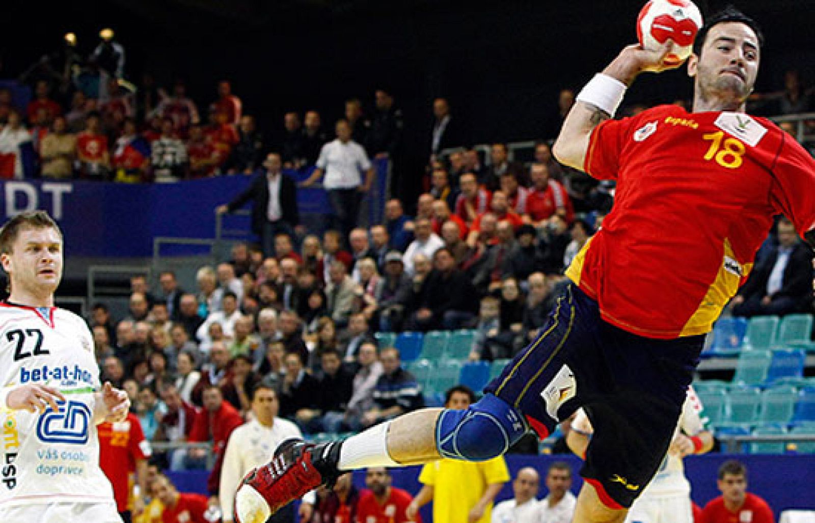 España vence en su debut | Ver