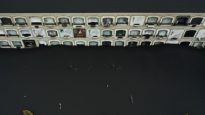 Telediario 2 - Flores y visitas a Las Manchas, La Palma, un año después de que la lava cubriese la mayor parte del cementerio