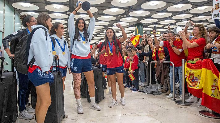 Telediario 2 - Gran recibimiento en Madrid a las campeonas del mundo sub-17