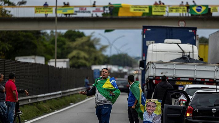 Telediario 1 - Más de 300 carreteras cortadas en Brasil en protesta por la derrota de Bolsonaro