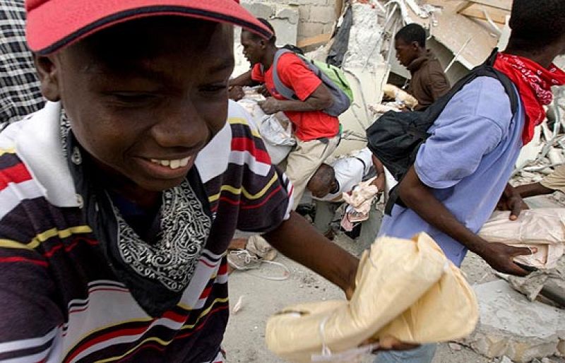 EE.UU. comienza a repartir ayuda