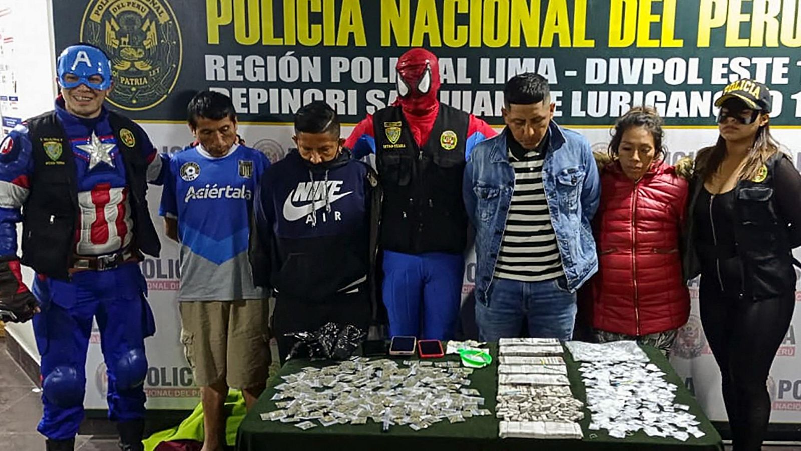 Policías disfrazados de superhéroes luchan con la droga en Perú | Ver
