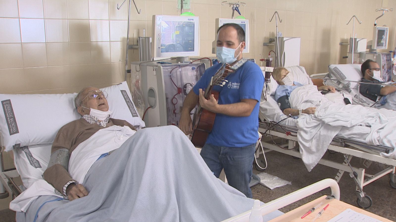 'Músicos por la Salud' porta cançons i música als malalts dels hospitals