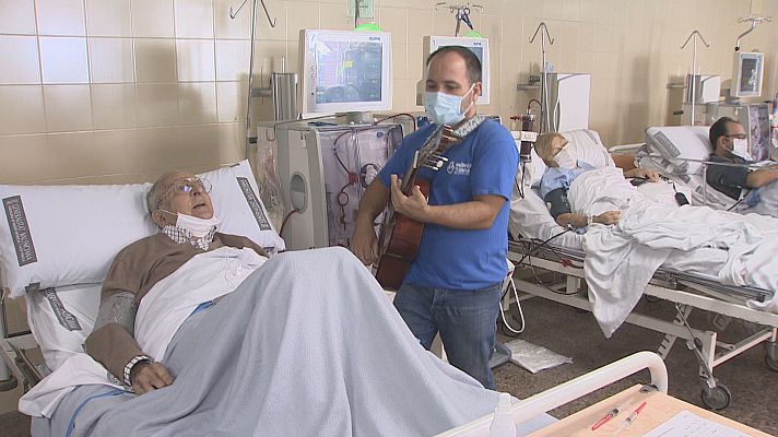 L'informatiu - Comunitat Valenciana - 'Músicos por la Salud' porta cançons i música als malalts dels hospitals