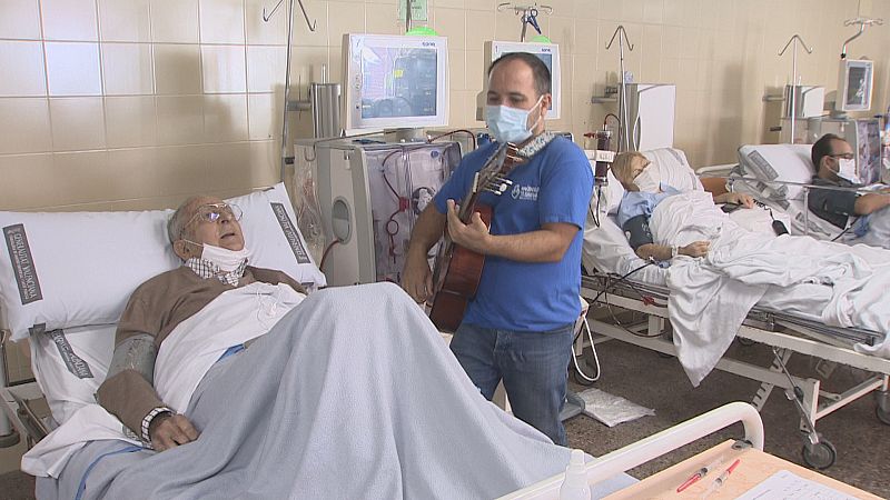 'Músicos por la Salud' porta cançons i música als malalts dels hospitals