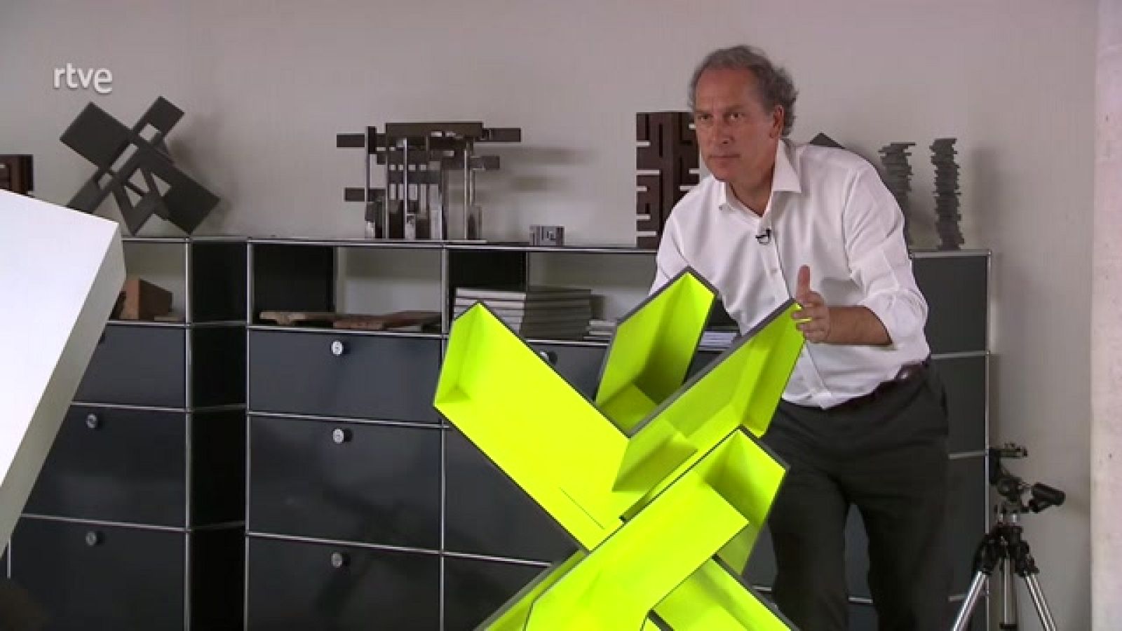 Tras una larga trayectoria profesional como arquitecto, Arturo Berned decidió dedicarse por completo a la escultura. Piezas de pequeño y gran formato muestran una evolución artística muy influida por la arquitectura.