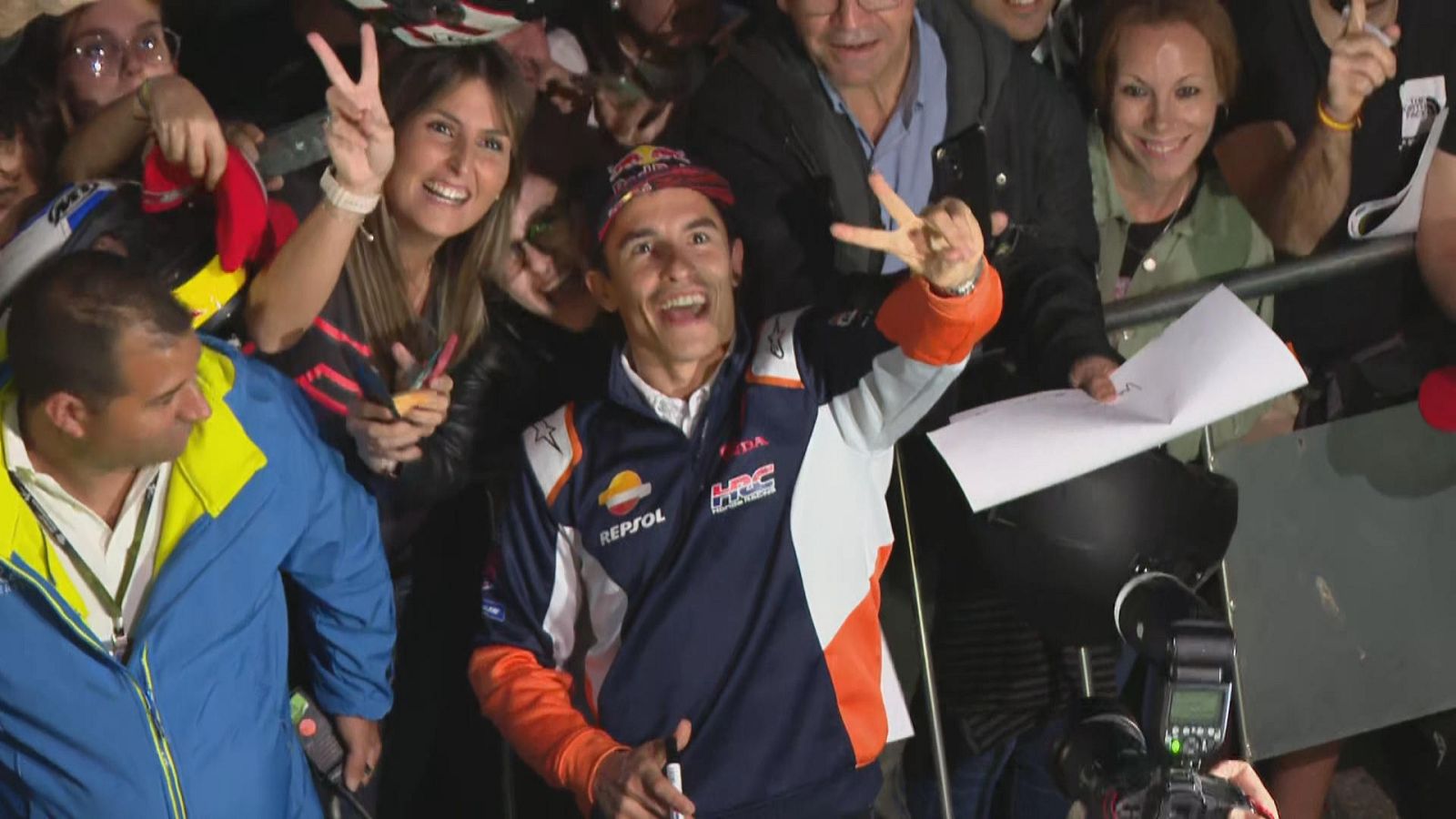Marc Márquez cuida a los fans en Cheste... pero tiene que cuidarse él también -- Ver ahora