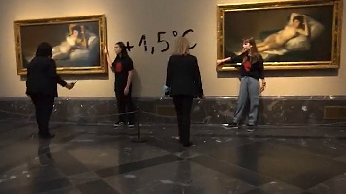 Telediario Fin de Semana - Dos activistas se pegan a las Majas de Goya en El Prado
