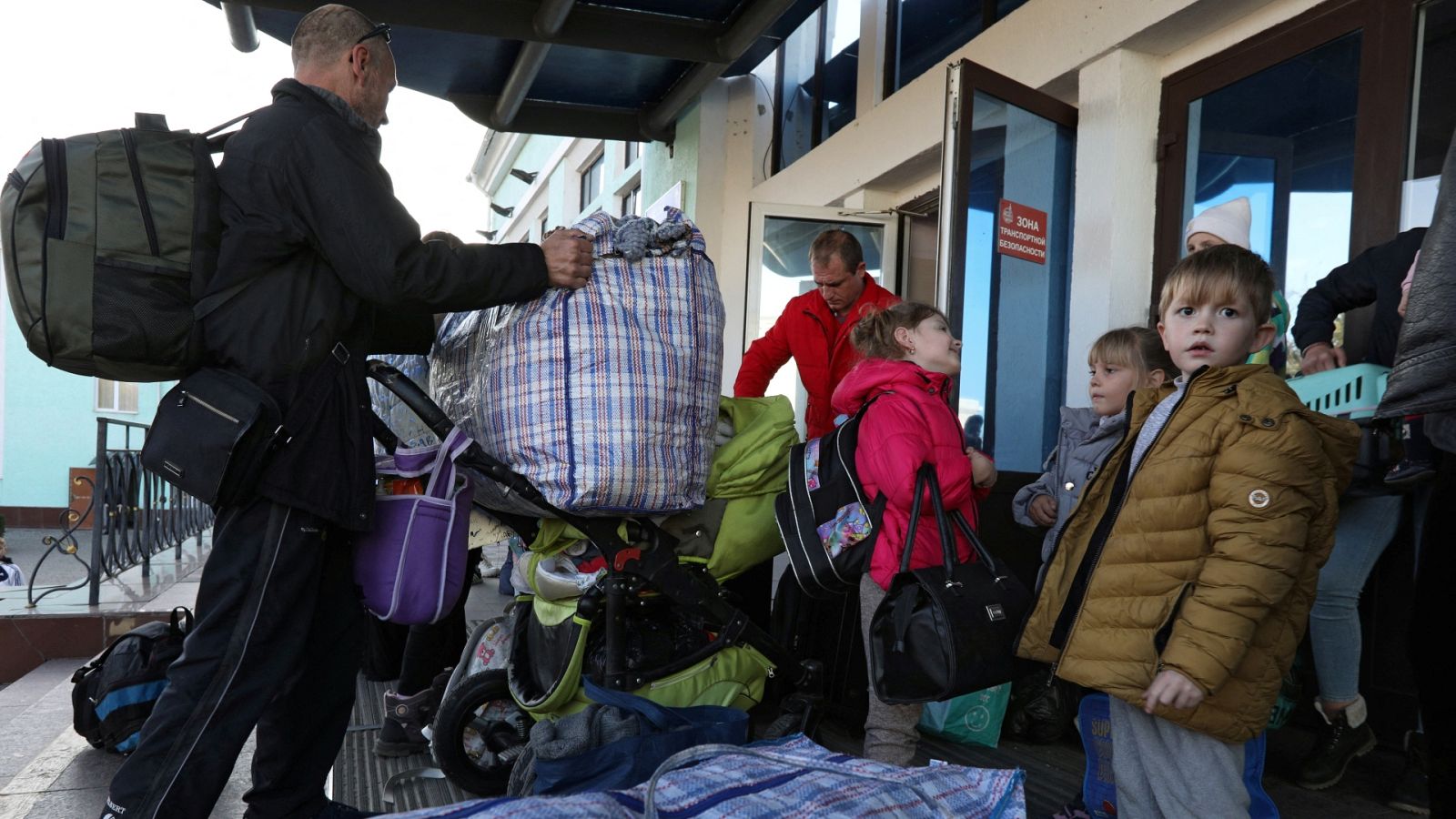 Vecinos de Dnipro se vuelcan con los desplazados por la guerra pese a las dificultades