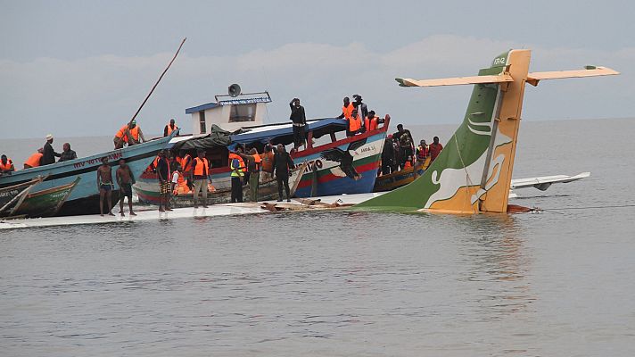 Telediario Fin de Semana - 19 muertos tras estrellarse un avión en el lago Victoria en Tanzania