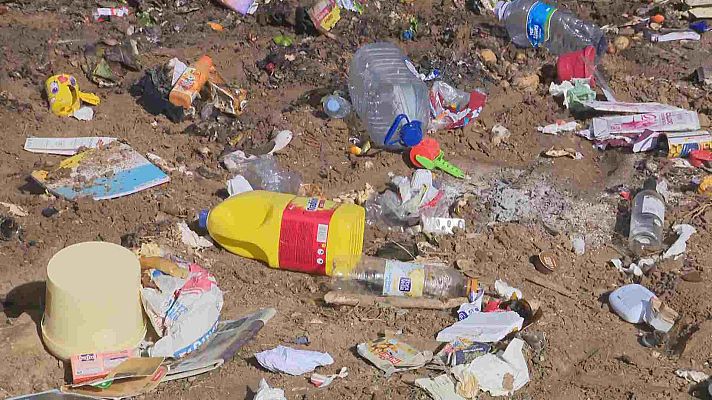 L'Informatiu - Farts de brutícia a l'Alt Penedès: un mes de la vaga del servei d'escombraries