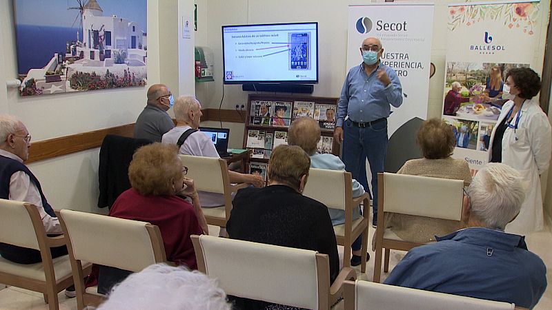 'Mayores digitalizados', una iniciativa para ayudar a los ancianos con las nuevas tecnologías