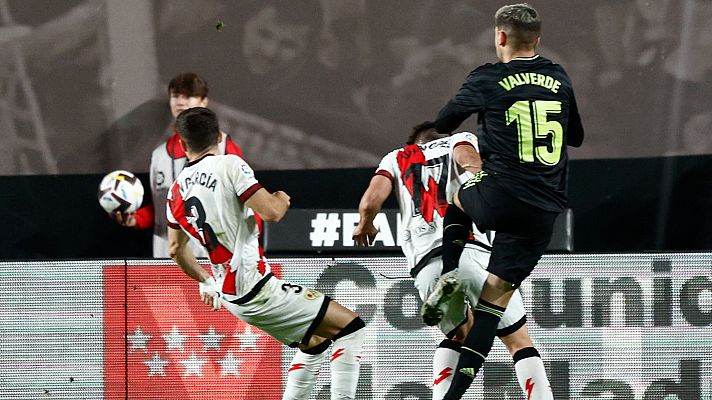 Informativo 24h - Valverde coló el balón del Rayo-Madrid en un balcón de Vallecas