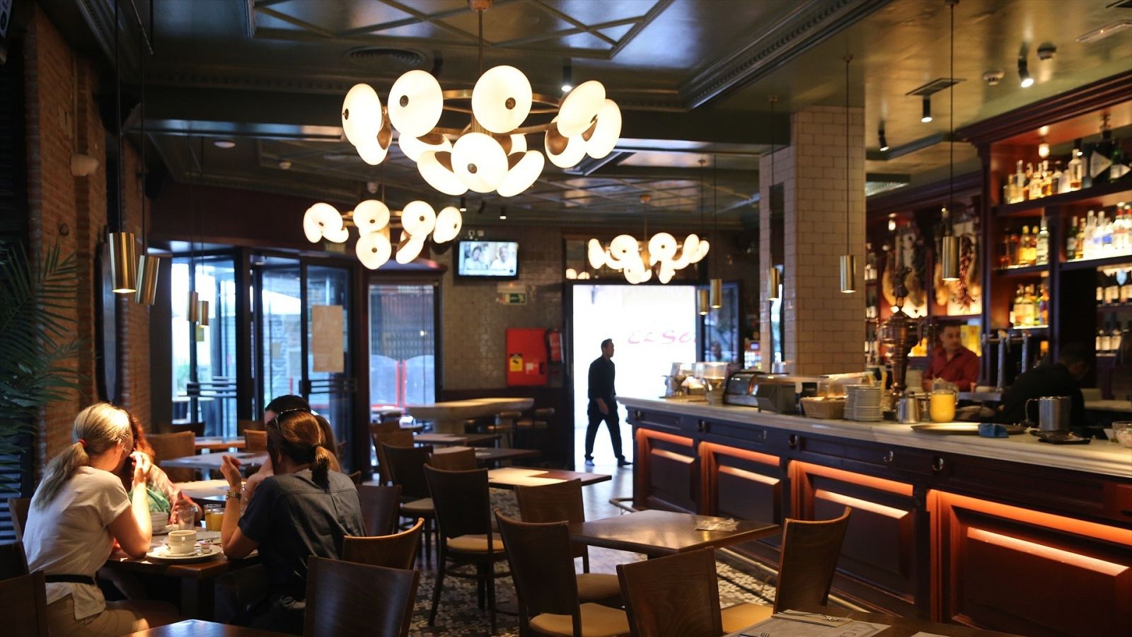 La hostelería apaga la luz por el incremento de precios energéticos - Hablando claro | Ver