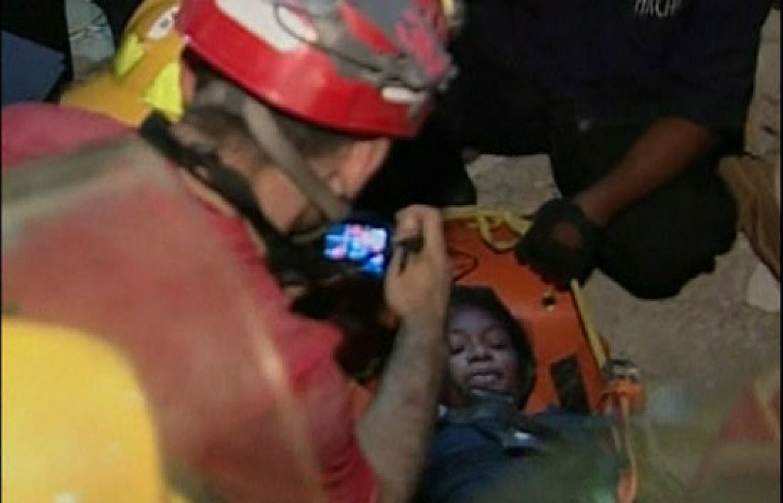 En las últimas horas se han encontrado varios supervivientes | Ver