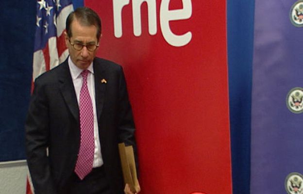  - Toma posesión el embajador de EEUU