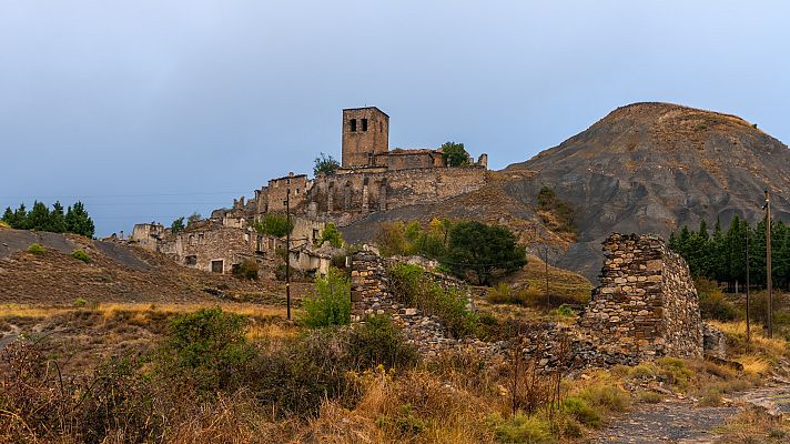 Telediario 1 - Pueblos abandonados, en venta para impulsar futuros proyectos que reactiven sus economías