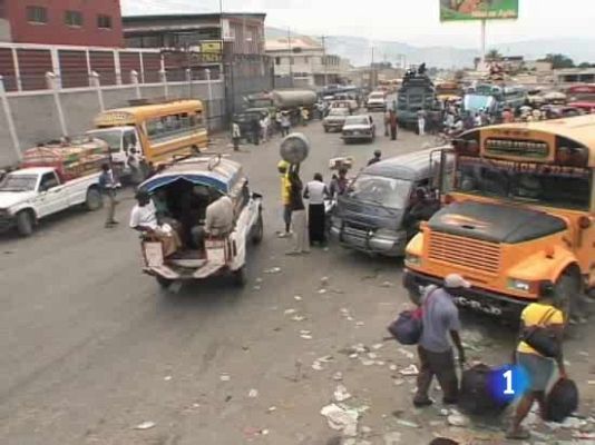  - Miles de personas intentan huir