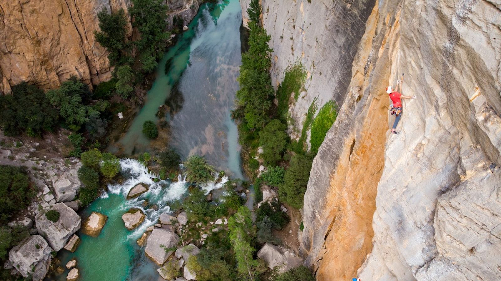 Escalada y salto base de los hermanos Pou en el Estrecho de Mijares