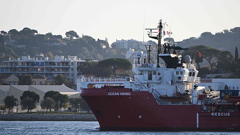 El barco Ocean Viking desembarca a 230 migrantes rescatados en el Mediterráneo en el puerto francés de Tolón
